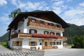 Отель Haus Bergesblick, Лёйташ